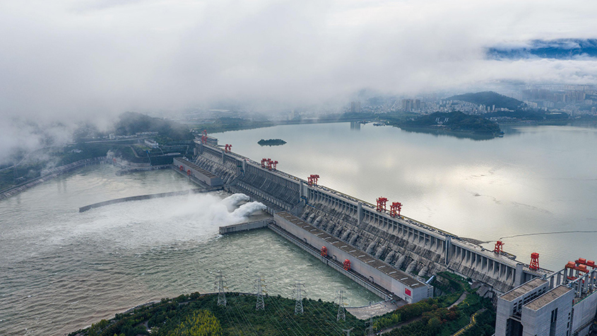 三峡水库今年首次开闸泄洪腾库